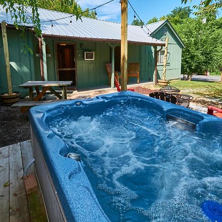 Steps From Downtown Pigeon Forge Parkway + Private Hottub And Firepit - Wifi - Firefly Bungalows Εξωτερικό φωτογραφία