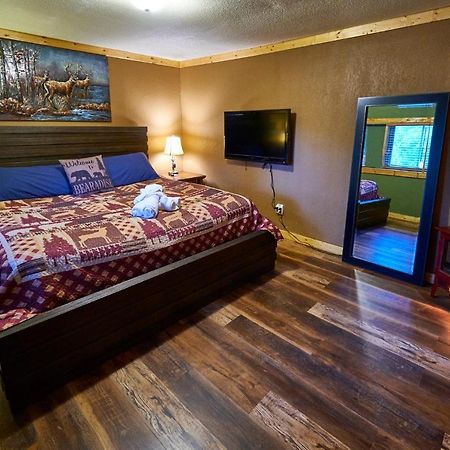 Steps From Downtown Pigeon Forge Parkway + Private Hottub And Firepit - Wifi - Firefly Bungalows Εξωτερικό φωτογραφία