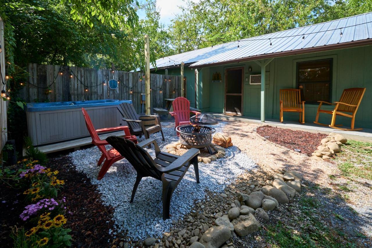 Steps From Downtown Pigeon Forge Parkway + Private Hottub And Firepit - Wifi - Firefly Bungalows Εξωτερικό φωτογραφία