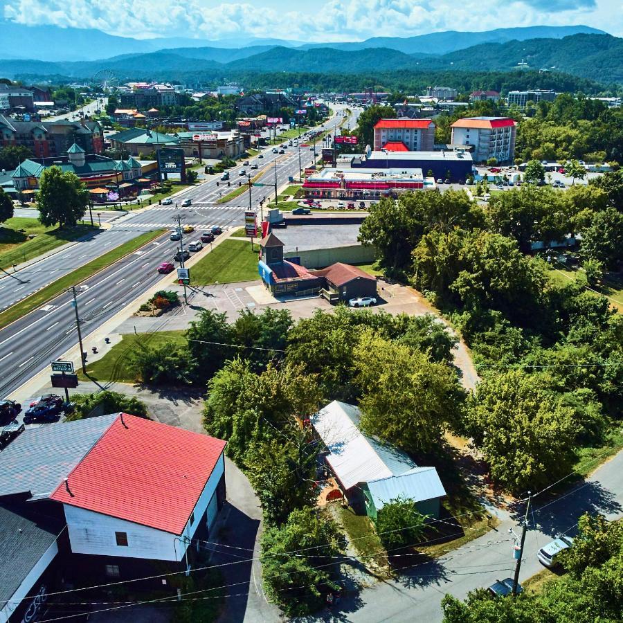 Steps From Downtown Pigeon Forge Parkway + Private Hottub And Firepit - Wifi - Firefly Bungalows Εξωτερικό φωτογραφία