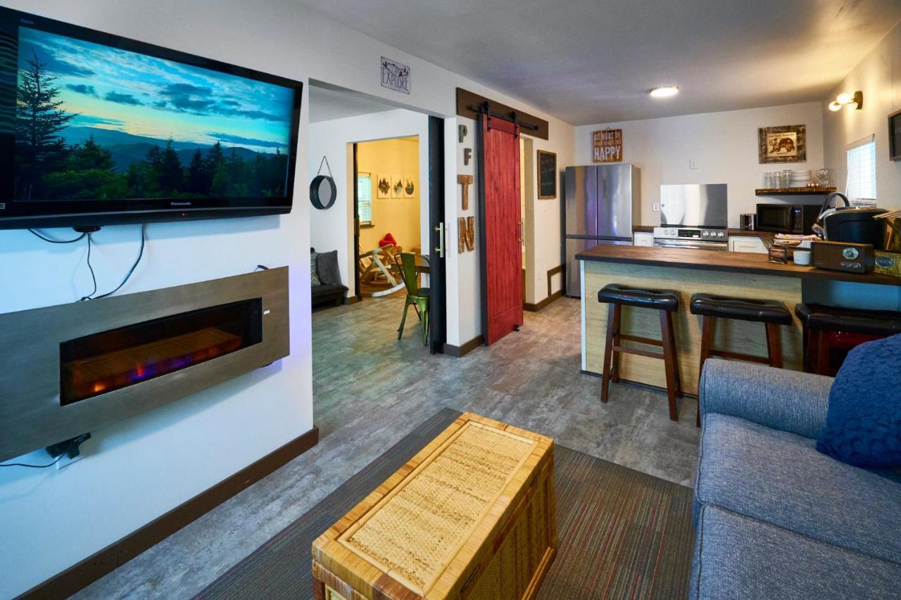 Steps From Downtown Pigeon Forge Parkway + Private Hottub And Firepit - Wifi - Firefly Bungalows Εξωτερικό φωτογραφία