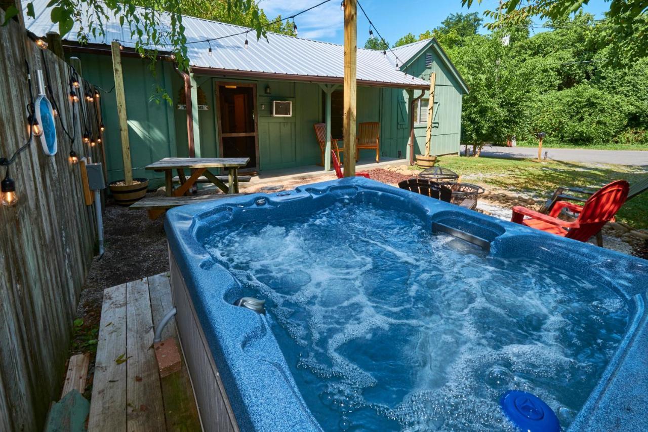 Steps From Downtown Pigeon Forge Parkway + Private Hottub And Firepit - Wifi - Firefly Bungalows Εξωτερικό φωτογραφία