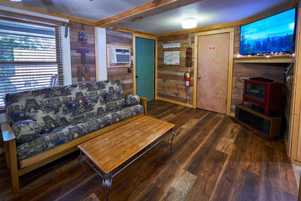 Steps From Downtown Pigeon Forge Parkway + Private Hottub And Firepit - Wifi - Firefly Bungalows Εξωτερικό φωτογραφία