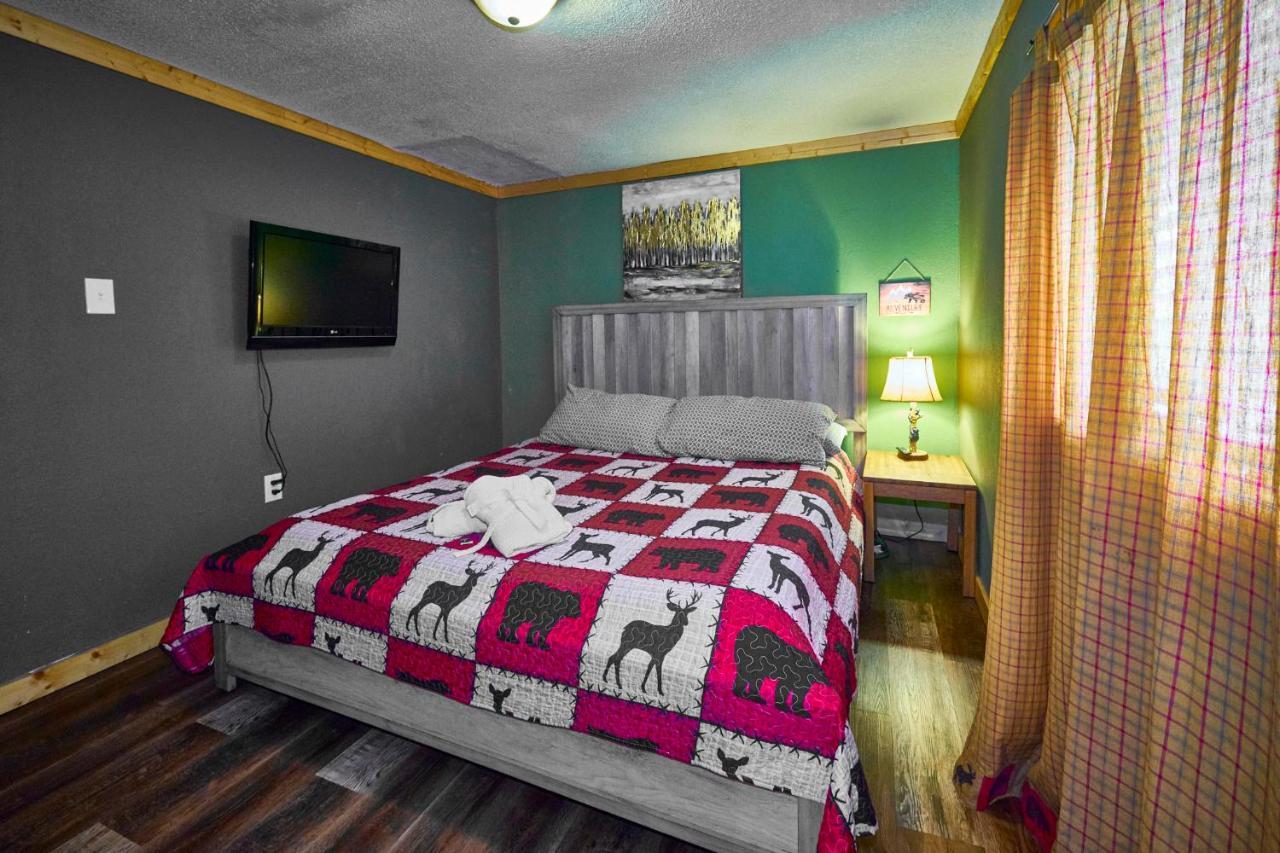Steps From Downtown Pigeon Forge Parkway + Private Hottub And Firepit - Wifi - Firefly Bungalows Εξωτερικό φωτογραφία