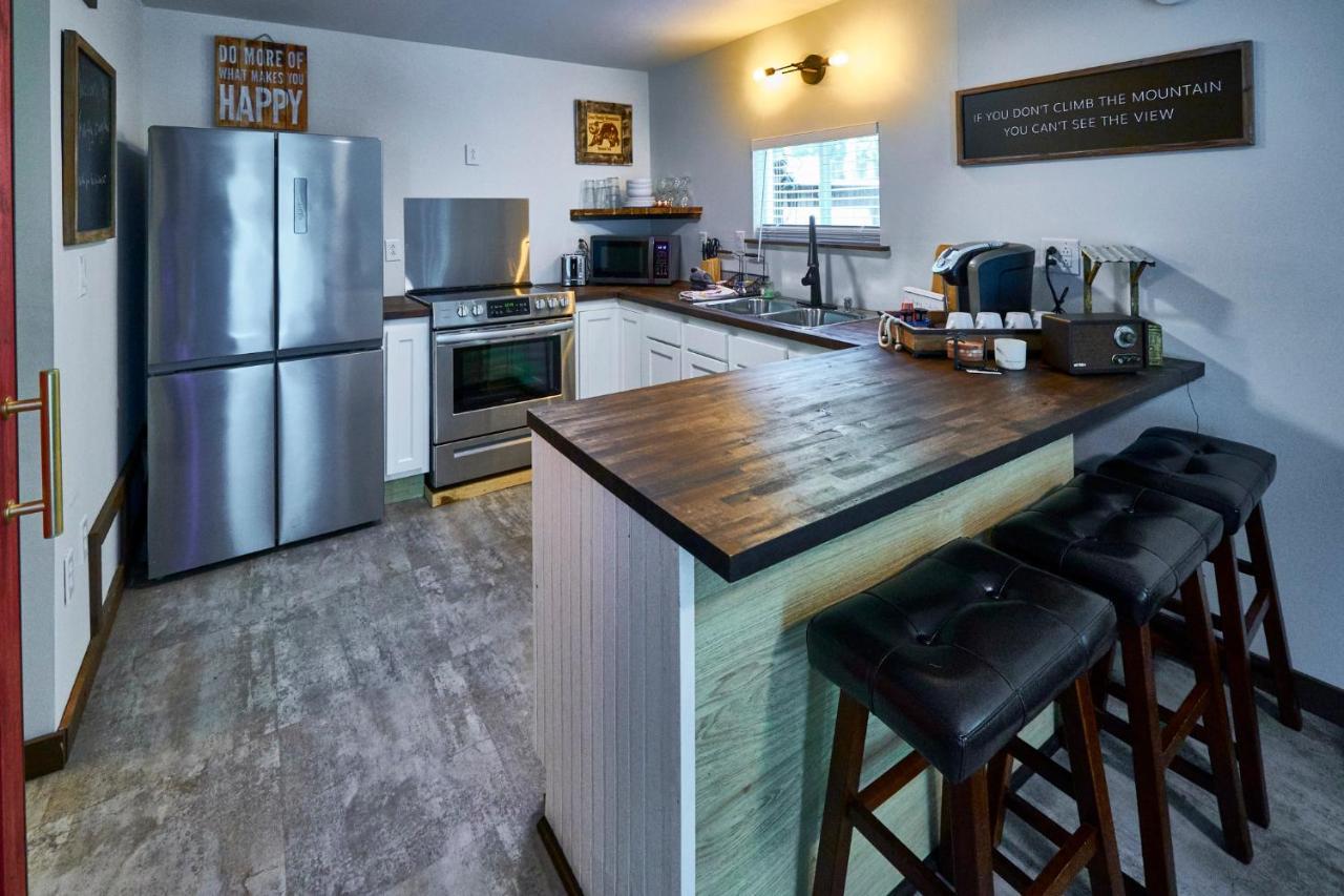Steps From Downtown Pigeon Forge Parkway + Private Hottub And Firepit - Wifi - Firefly Bungalows Εξωτερικό φωτογραφία