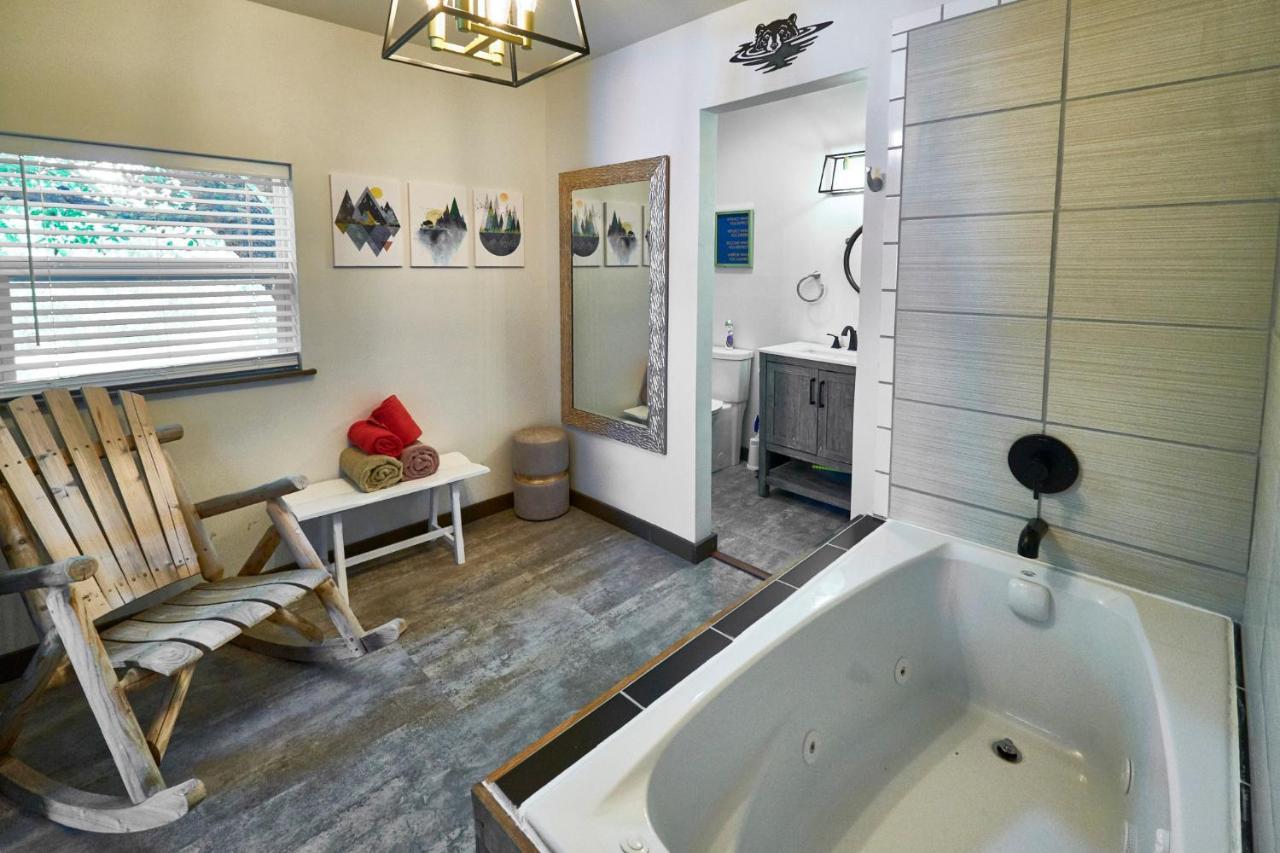 Steps From Downtown Pigeon Forge Parkway + Private Hottub And Firepit - Wifi - Firefly Bungalows Εξωτερικό φωτογραφία