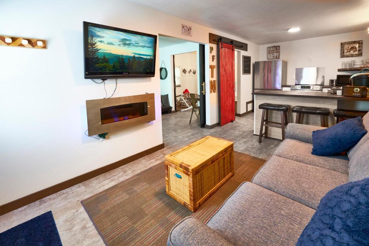 Steps From Downtown Pigeon Forge Parkway + Private Hottub And Firepit - Wifi - Firefly Bungalows Εξωτερικό φωτογραφία