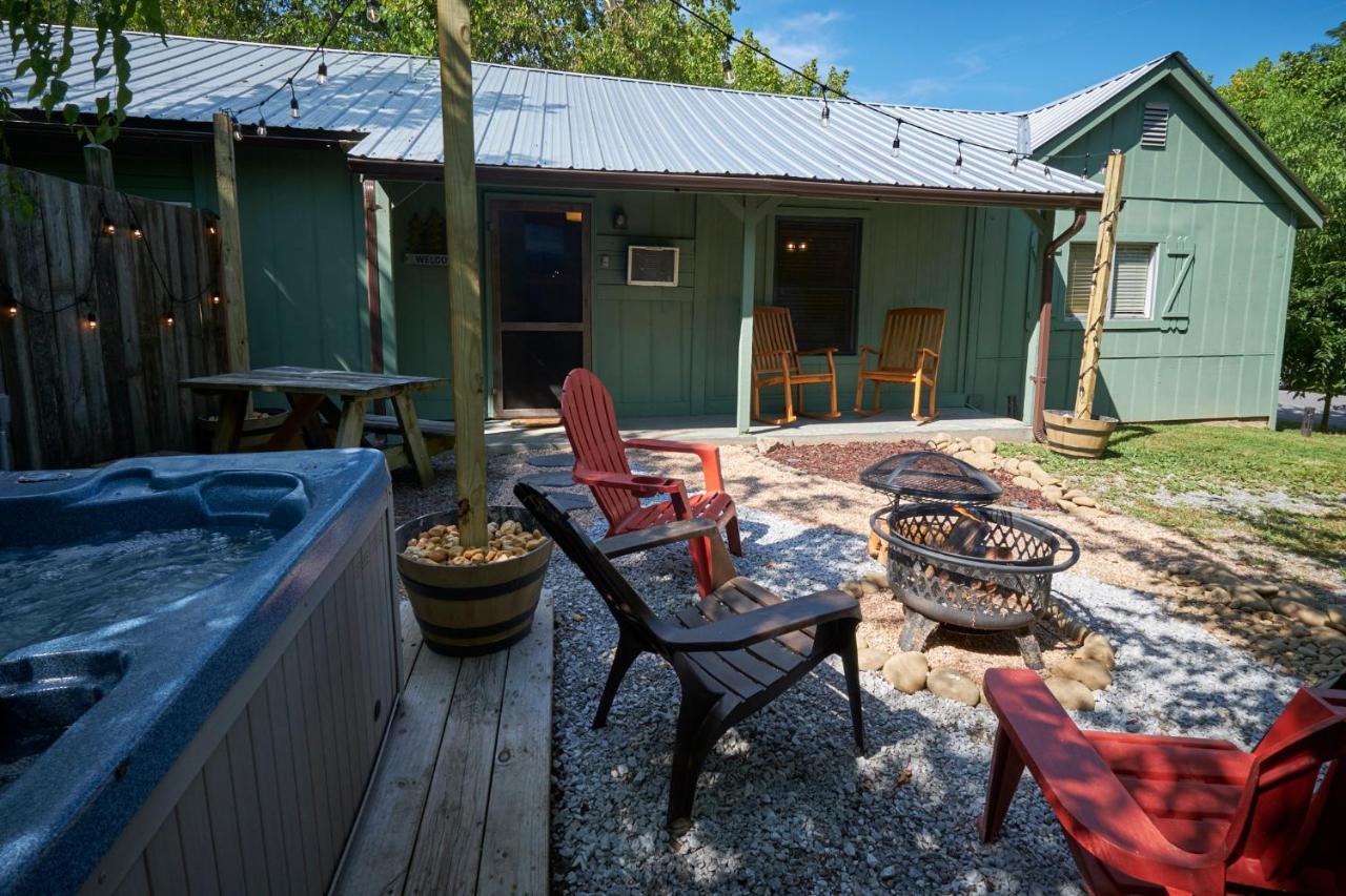 Steps From Downtown Pigeon Forge Parkway + Private Hottub And Firepit - Wifi - Firefly Bungalows Εξωτερικό φωτογραφία