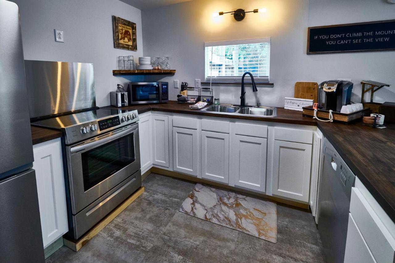 Steps From Downtown Pigeon Forge Parkway + Private Hottub And Firepit - Wifi - Firefly Bungalows Εξωτερικό φωτογραφία