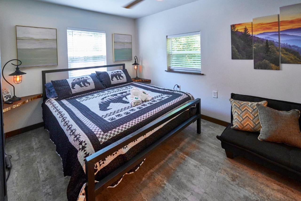 Steps From Downtown Pigeon Forge Parkway + Private Hottub And Firepit - Wifi - Firefly Bungalows Εξωτερικό φωτογραφία