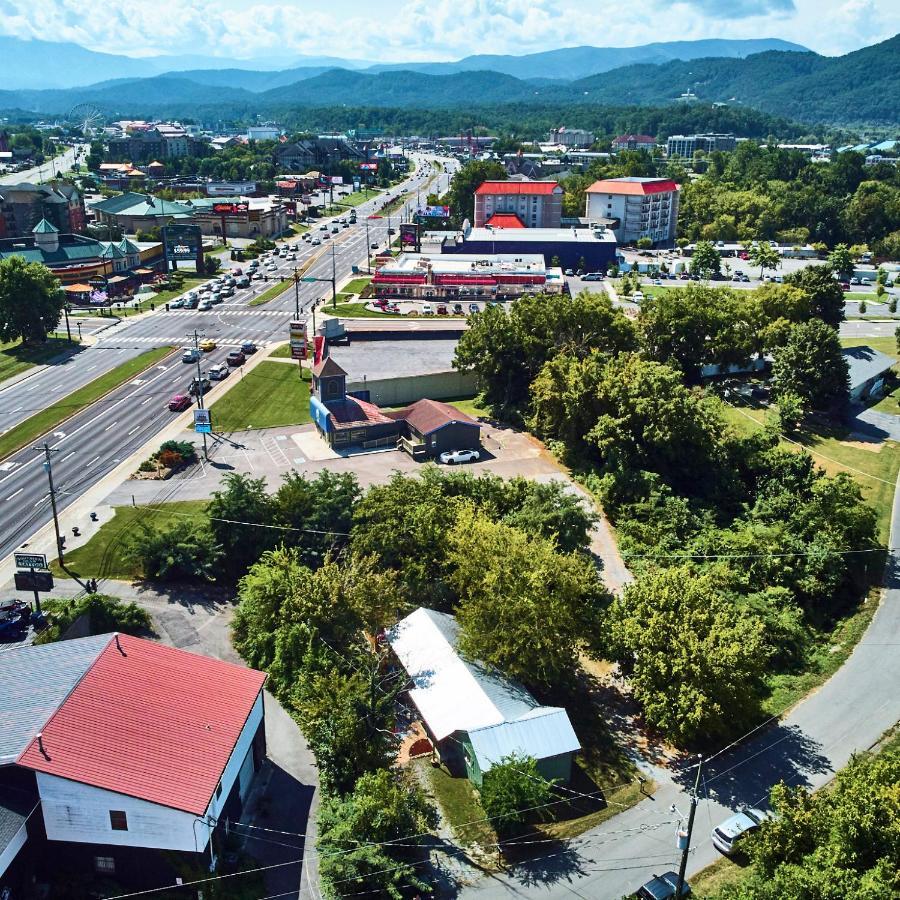 Steps From Downtown Pigeon Forge Parkway + Private Hottub And Firepit - Wifi - Firefly Bungalows Εξωτερικό φωτογραφία