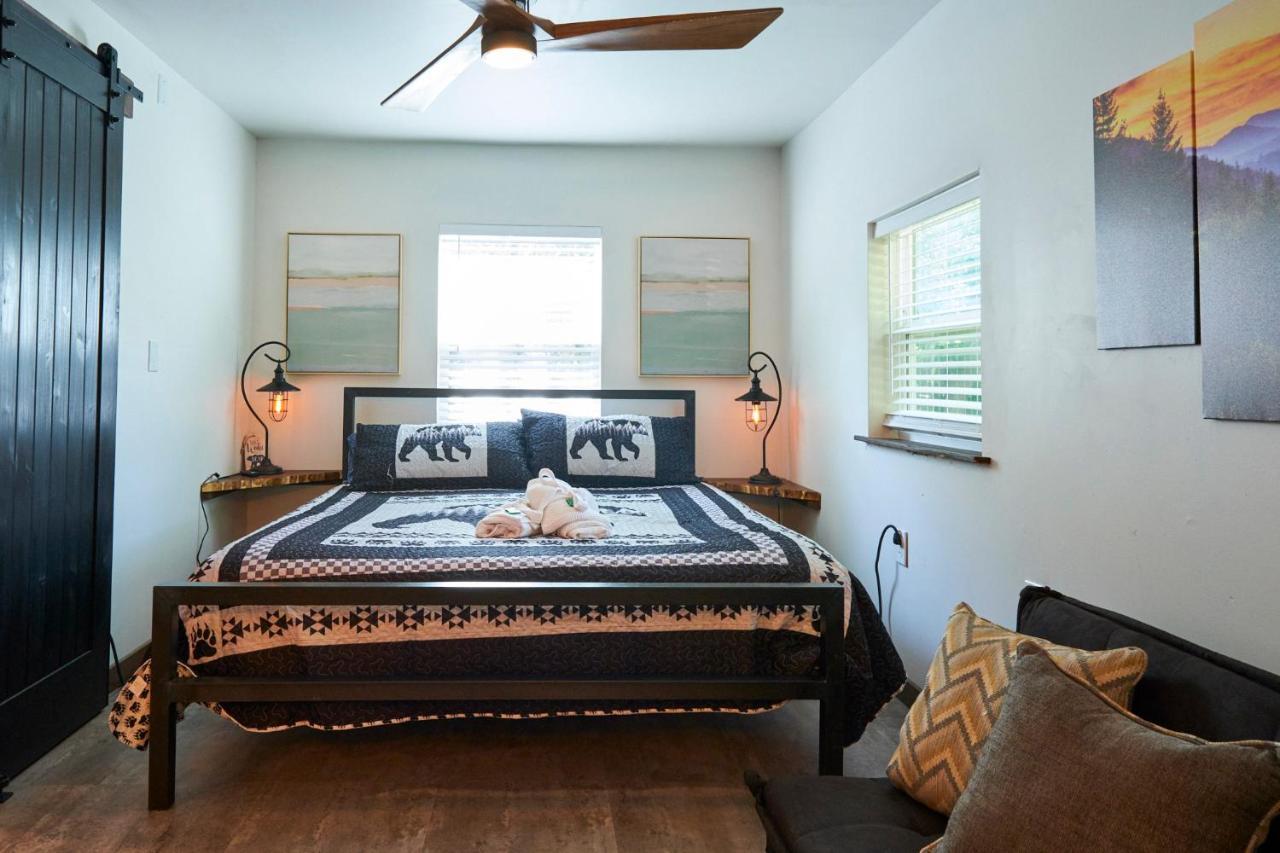 Steps From Downtown Pigeon Forge Parkway + Private Hottub And Firepit - Wifi - Firefly Bungalows Εξωτερικό φωτογραφία