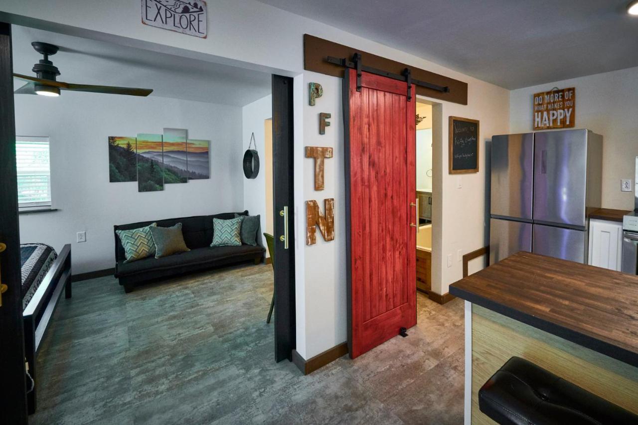 Steps From Downtown Pigeon Forge Parkway + Private Hottub And Firepit - Wifi - Firefly Bungalows Εξωτερικό φωτογραφία