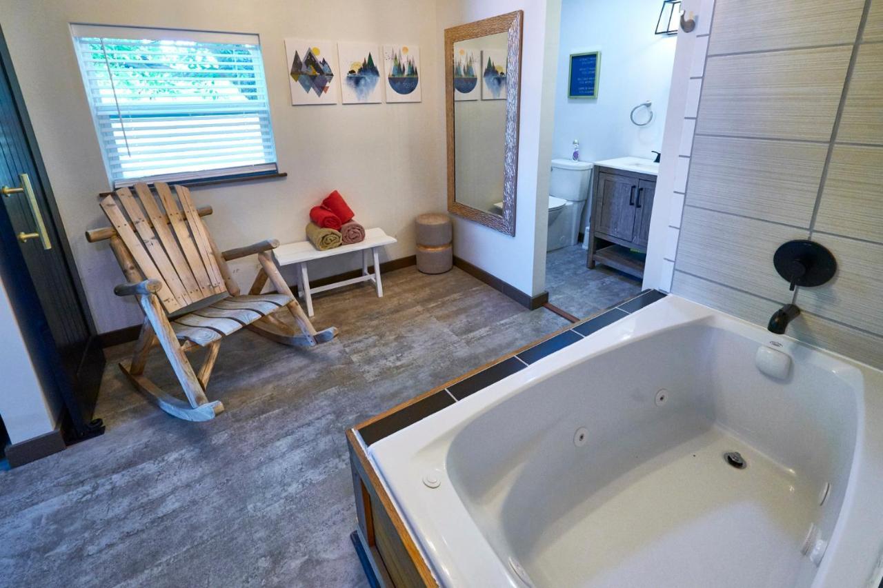 Steps From Downtown Pigeon Forge Parkway + Private Hottub And Firepit - Wifi - Firefly Bungalows Εξωτερικό φωτογραφία
