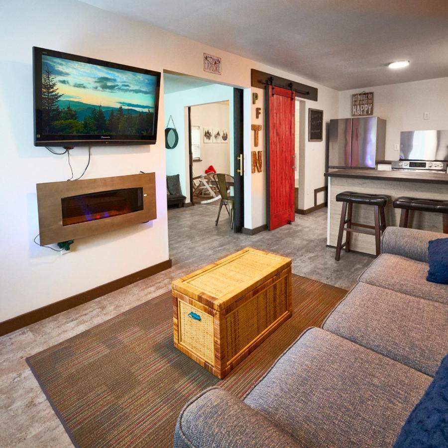 Steps From Downtown Pigeon Forge Parkway + Private Hottub And Firepit - Wifi - Firefly Bungalows Εξωτερικό φωτογραφία