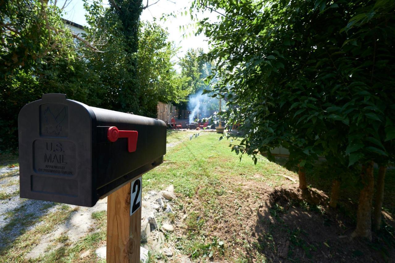 Steps From Downtown Pigeon Forge Parkway + Private Hottub And Firepit - Wifi - Firefly Bungalows Εξωτερικό φωτογραφία