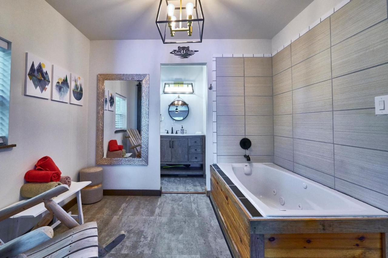 Steps From Downtown Pigeon Forge Parkway + Private Hottub And Firepit - Wifi - Firefly Bungalows Εξωτερικό φωτογραφία