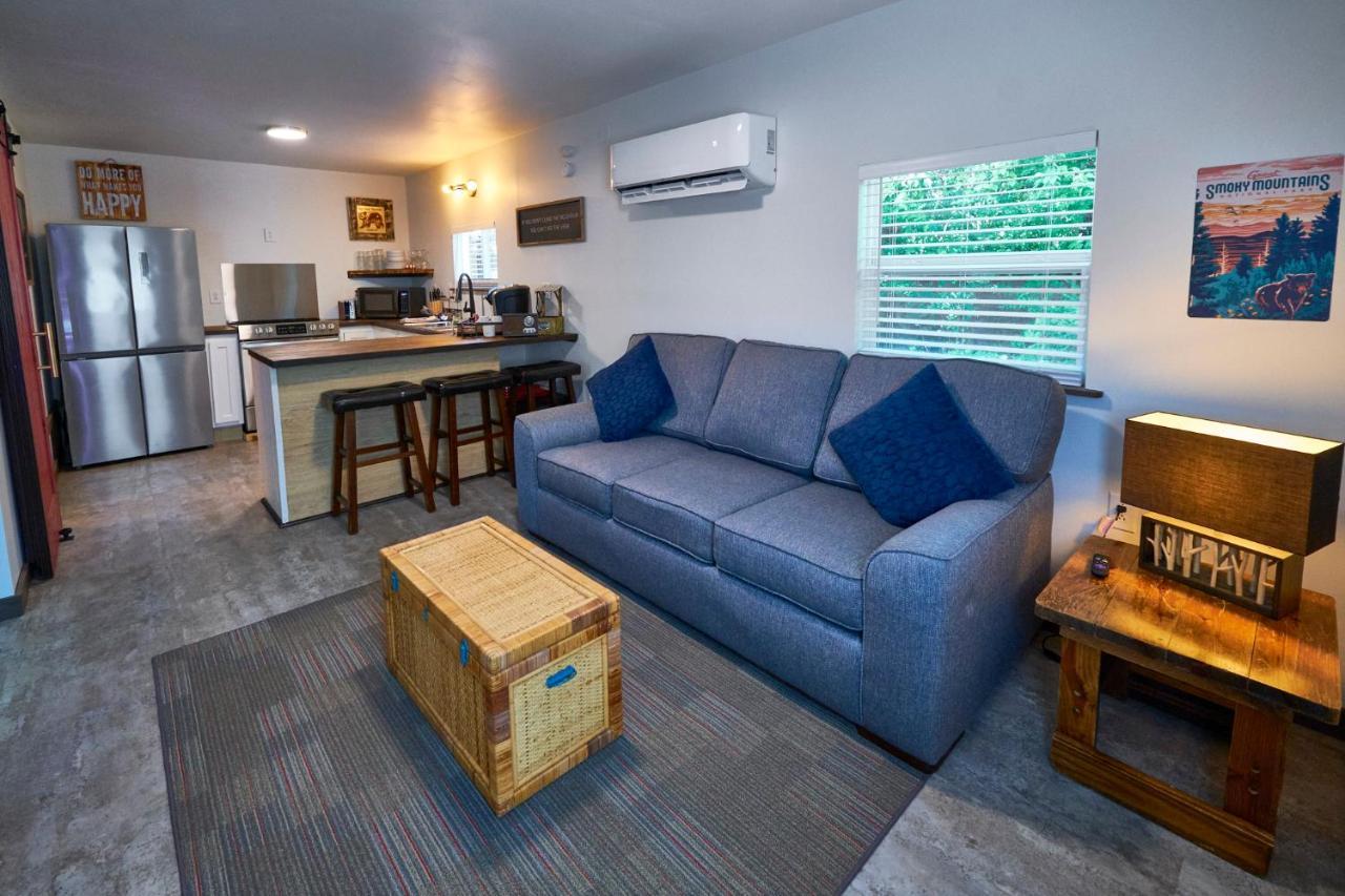 Steps From Downtown Pigeon Forge Parkway + Private Hottub And Firepit - Wifi - Firefly Bungalows Εξωτερικό φωτογραφία