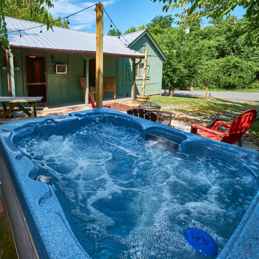 Steps From Downtown Pigeon Forge Parkway + Private Hottub And Firepit - Wifi - Firefly Bungalows Εξωτερικό φωτογραφία