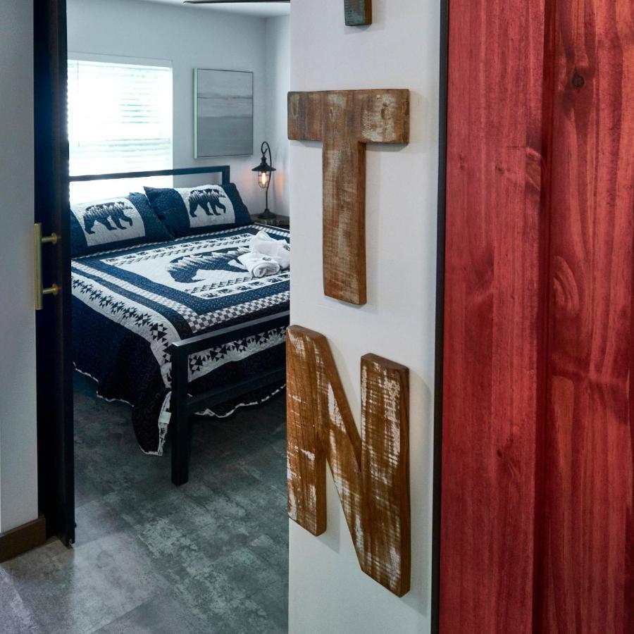 Steps From Downtown Pigeon Forge Parkway + Private Hottub And Firepit - Wifi - Firefly Bungalows Εξωτερικό φωτογραφία