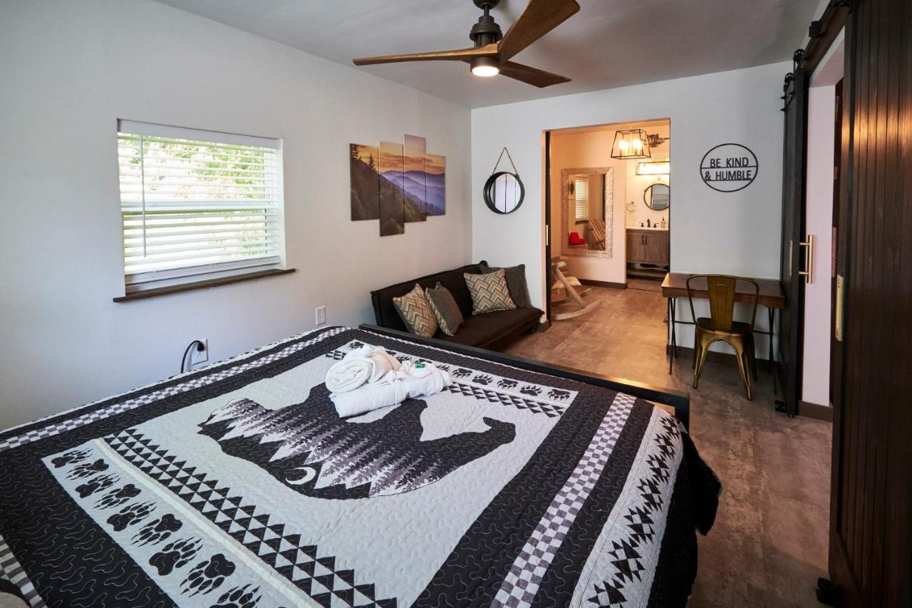 Steps From Downtown Pigeon Forge Parkway + Private Hottub And Firepit - Wifi - Firefly Bungalows Εξωτερικό φωτογραφία