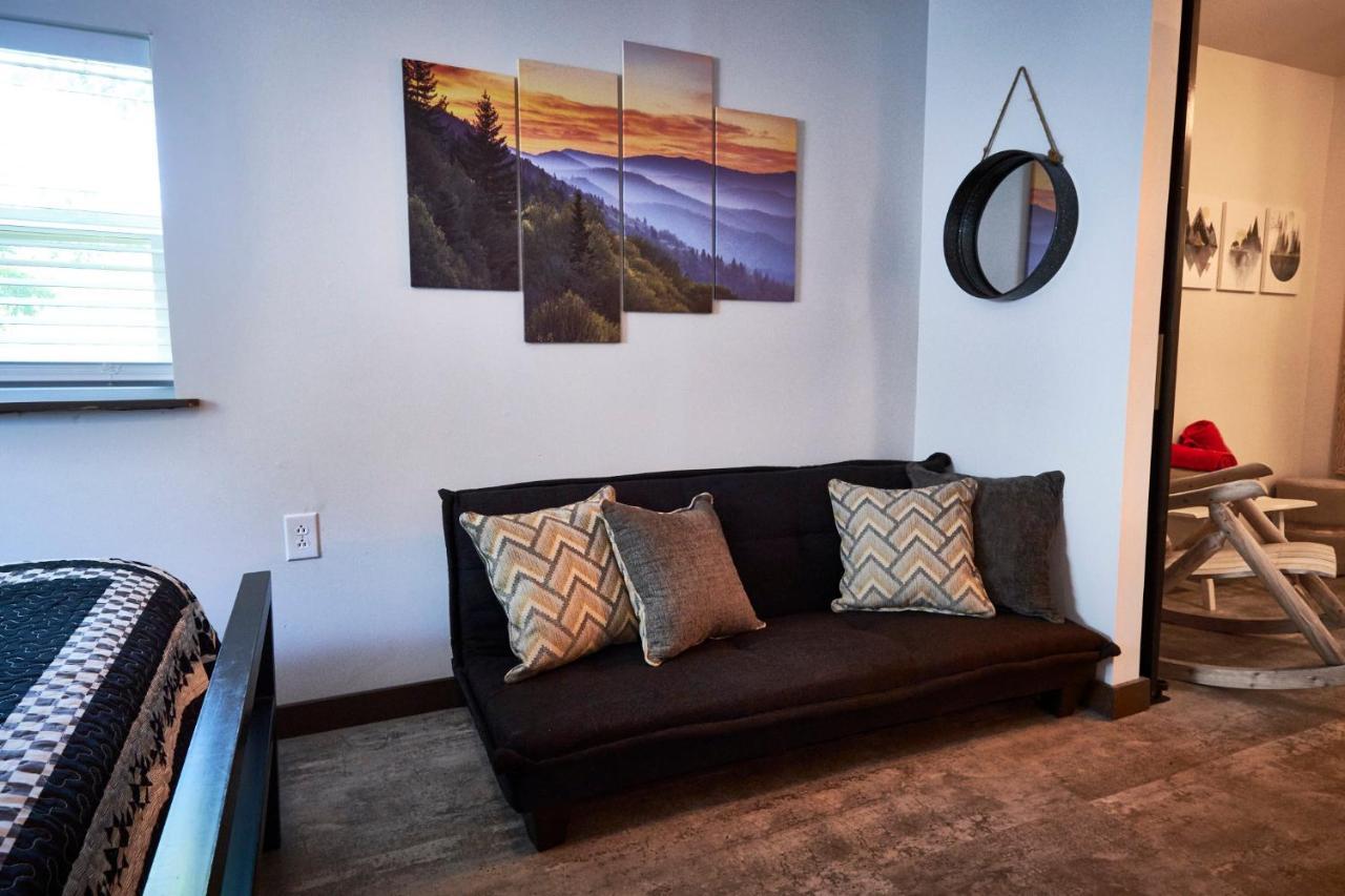 Steps From Downtown Pigeon Forge Parkway + Private Hottub And Firepit - Wifi - Firefly Bungalows Εξωτερικό φωτογραφία