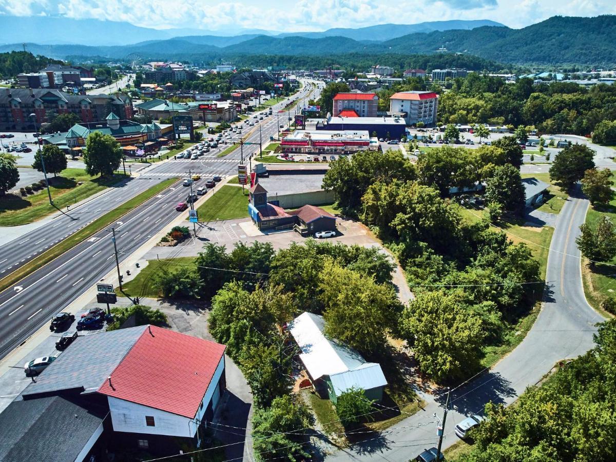 Steps From Downtown Pigeon Forge Parkway + Private Hottub And Firepit - Wifi - Firefly Bungalows Εξωτερικό φωτογραφία
