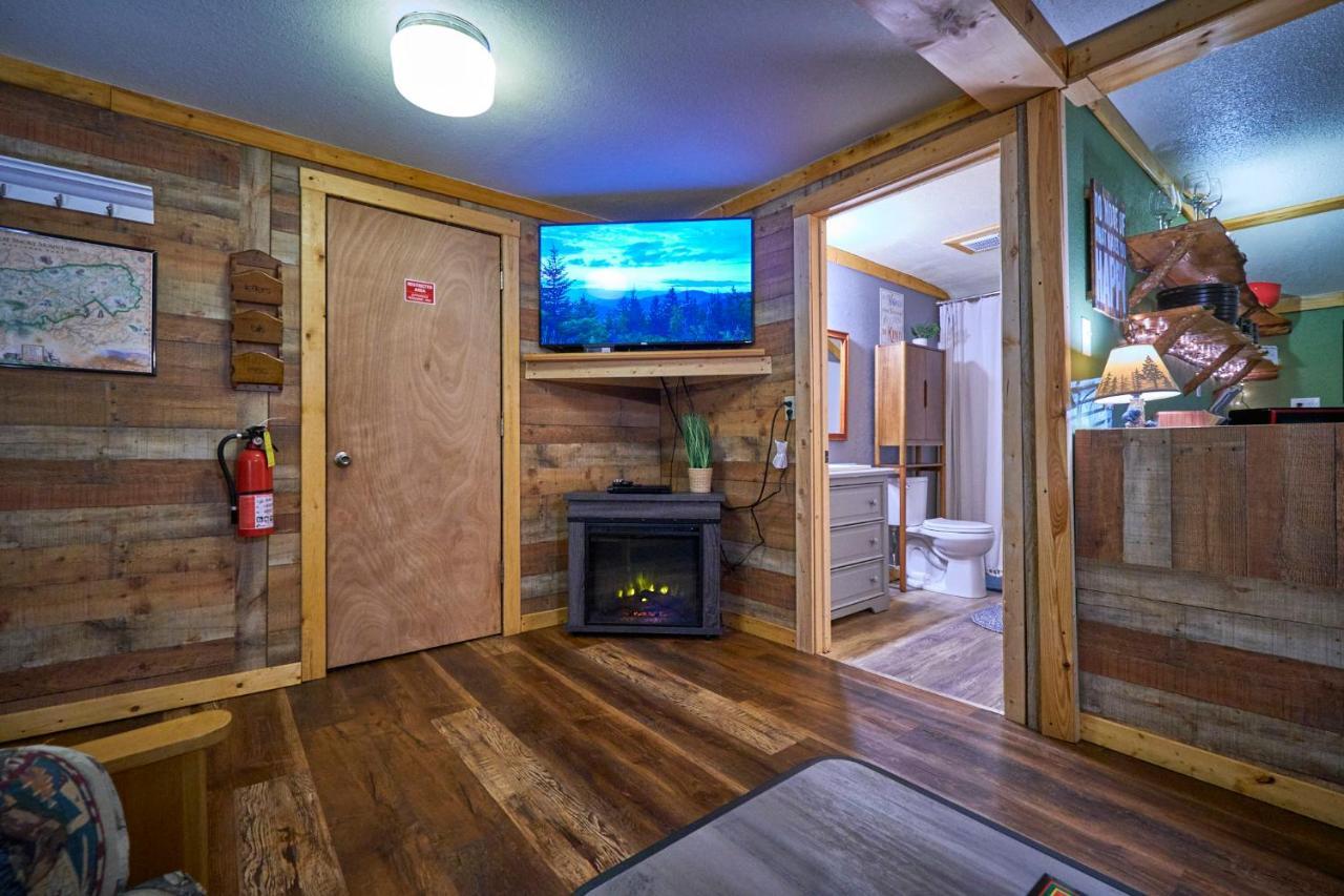 Steps From Downtown Pigeon Forge Parkway + Private Hottub And Firepit - Wifi - Firefly Bungalows Εξωτερικό φωτογραφία