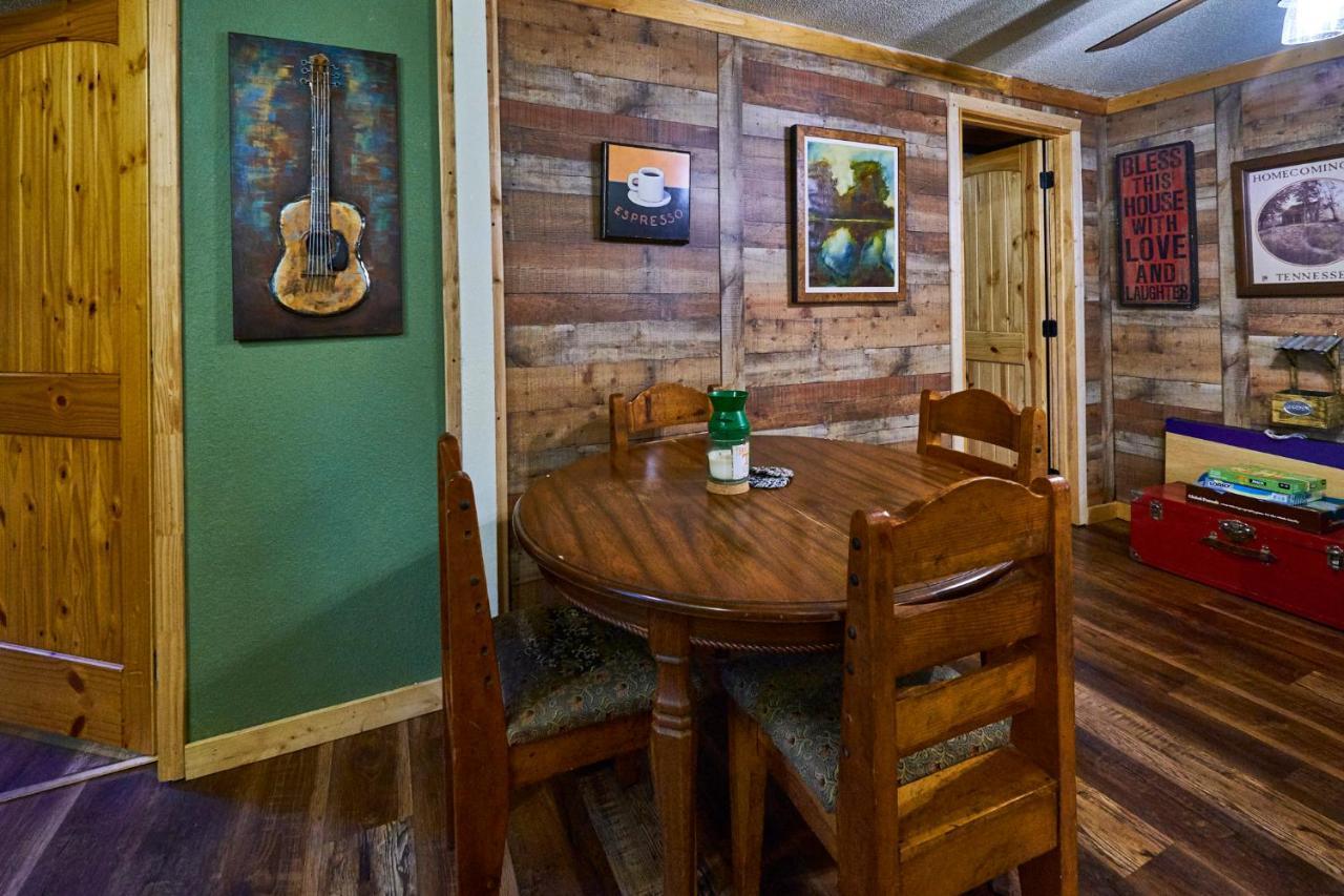 Steps From Downtown Pigeon Forge Parkway + Private Hottub And Firepit - Wifi - Firefly Bungalows Εξωτερικό φωτογραφία