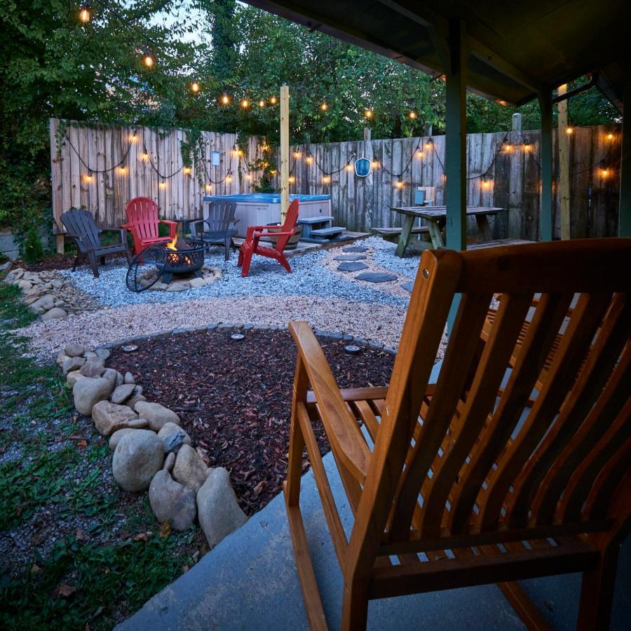 Steps From Downtown Pigeon Forge Parkway + Private Hottub And Firepit - Wifi - Firefly Bungalows Εξωτερικό φωτογραφία
