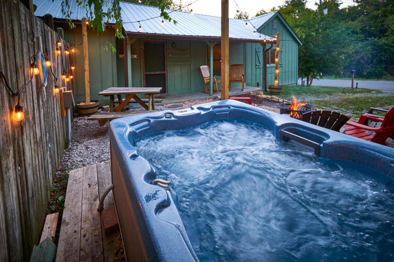Steps From Downtown Pigeon Forge Parkway + Private Hottub And Firepit - Wifi - Firefly Bungalows Εξωτερικό φωτογραφία
