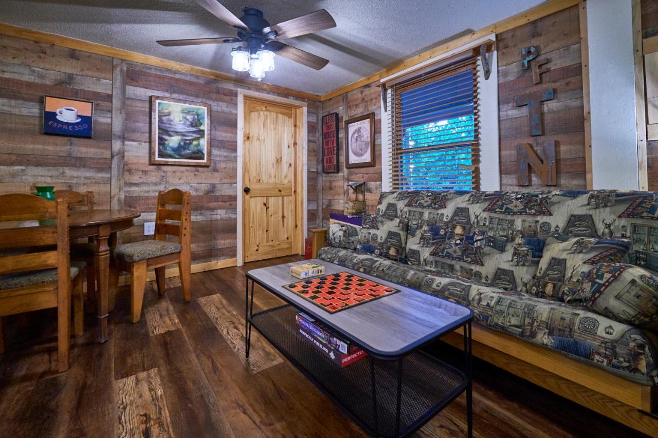 Steps From Downtown Pigeon Forge Parkway + Private Hottub And Firepit - Wifi - Firefly Bungalows Εξωτερικό φωτογραφία