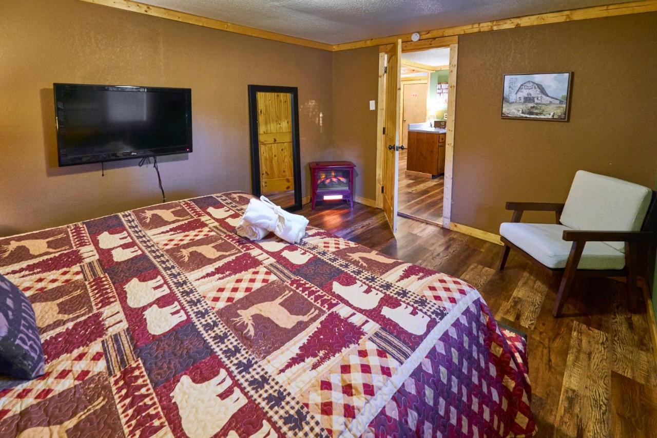 Steps From Downtown Pigeon Forge Parkway + Private Hottub And Firepit - Wifi - Firefly Bungalows Εξωτερικό φωτογραφία